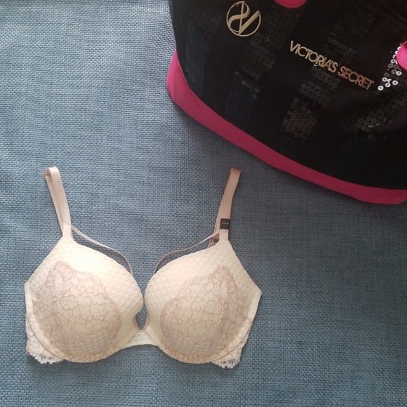 New! Victoria's Secret VERY SEXY PUSH UP! - Picture 3 of 8